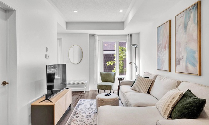 New Toronto House | Modern 2-Bedroom 3 Bath Townhome Near Lake & Downtown