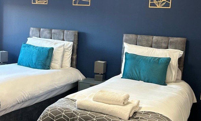 Basingstoke Apartment | Modern 2-Bedroom Apartment Level Access Central walk to Station Festival Place & The Avil Theatre