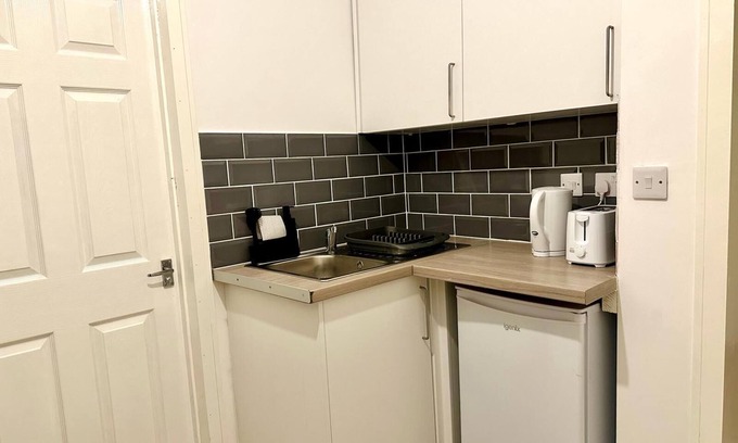Briton Ferry Apartment | Modern 2 Bedroom Apartment - Neath Port Talbot Near Briton Ferry Train Station