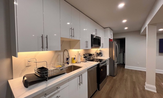 Richmond Hill House | Modern 2 Bedroom 1 Parking Basement Unit
