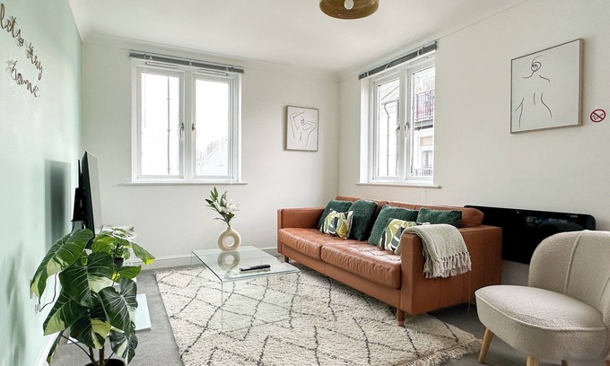 Higham Apartment | Modern 2 Bedroom City Centre Flat + FREE parking