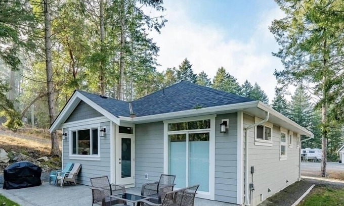 Regional District of Nanaimo Cottage | Modern 2-Bedroom Cottage in the Forest - 10 mins from town!