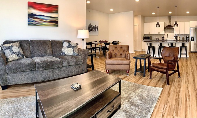 Livingston Condo | Modern 2 Bedroom Condo Overlooking Paradise Valley and Absaroka Mountains