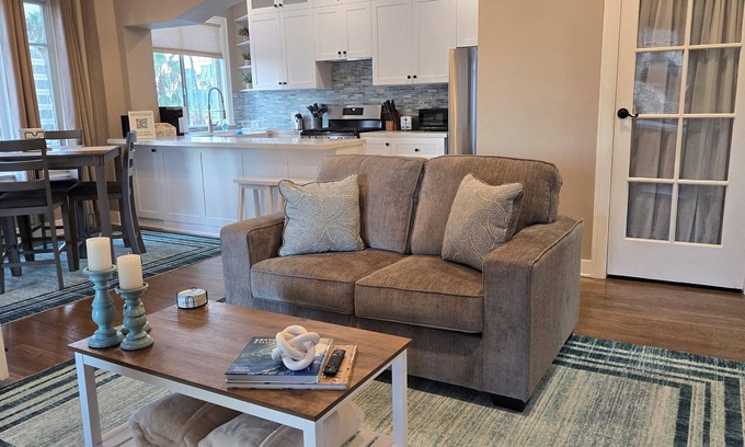 Waterfront Condo | Modern 2 bedroom Condo in Historic Down Town Long Beach Building