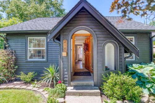 Snohomish House | Modern 2 Bedroom Farmhouse Cottage with Hot Tub in Snohomish