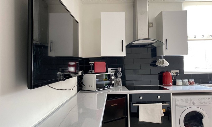 Cwmbrwla Apartment | Modern 2 Bedroom Flat in Robert st, Swansea