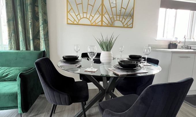 Sittingbourne Apartment | Modern 2-bedroom apartment in serene Central Sittingbourne with WiFi