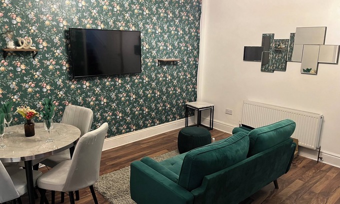 Harehills House | Modern 2 bedroom home with WIFI, Netflix and parking.