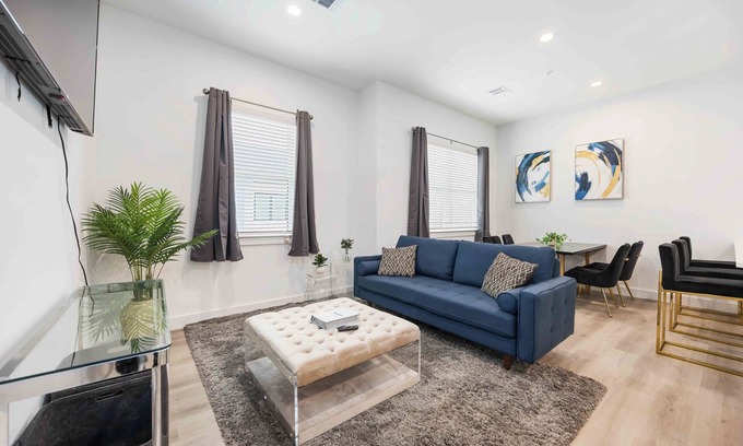 North Houston House | Modern 2-Bedroom Home Minutes from Downtown Houston