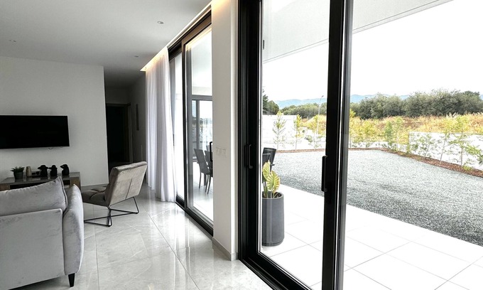 Pareklisia House | Modern 2 Bedroom house