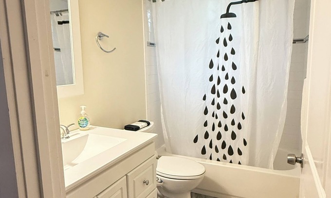 Oak Square House | Modern 2-Bedroom in-law Apartment in Boston with Parking