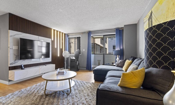 Beltline Condo | Modern 2-bedroom next to Stampede +17th w/Parking