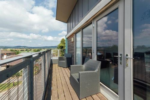 Auchengray House | Modern 2 bedroom penthouse with free parking
