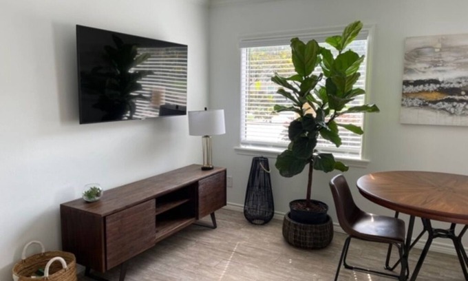 MacGregor Apartment | Modern 2-Bedroom Stay Near UH Coug Stadium