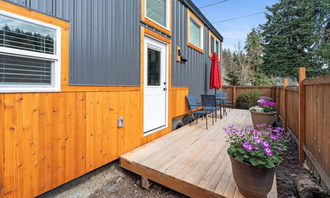 Eatonville House | Modern 2-bedroom tiny home– Near Mt. Rainier–with lake access