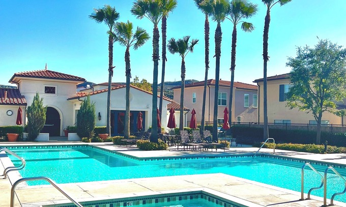 Santa Clarita Villa | Modern 2 bedroom Villa in Santa Clarita