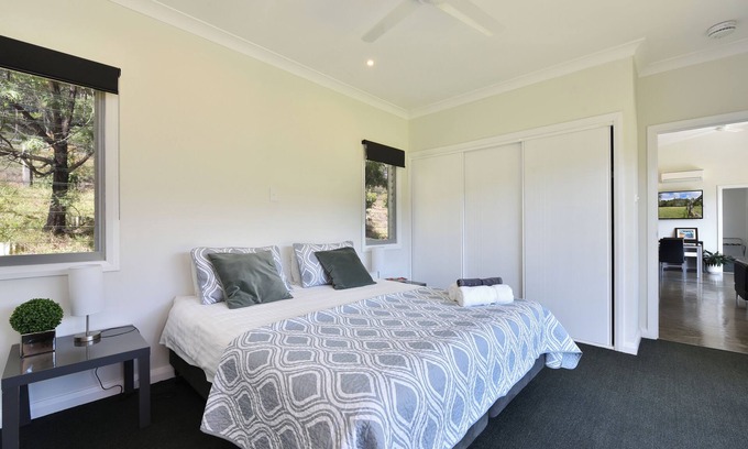 Cessnock City Council Villa | Modern 2 bedroom villa. Sleeps 4. Stunning 200 acre property. Pet Friendly!n