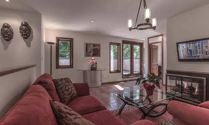 West Vancouver Apartment | Modern 2 beds top apartment surrounded by nature