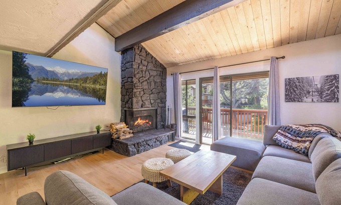 Big Bear Lake House | Modern 2 BR, 2.5 BA Townhome with Unbeatable Access to Snow Summit