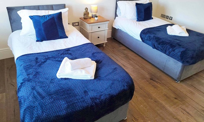 Hauxton Apartment | Modern 2 BR Ground Fl Apartment with Garden