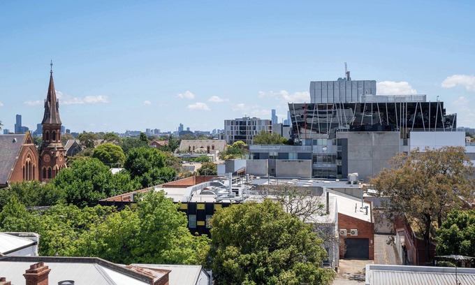 Hawthorn Apartment | Modern 2B Apartment with City Views