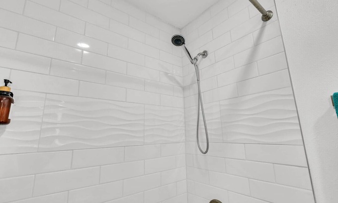 West Arlington Apartment | Modern 2BD/2BA Flat Gym & Pool | Heart of Downtown