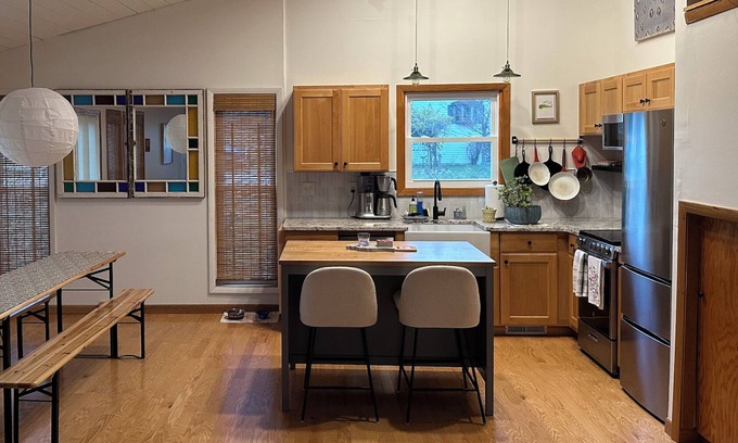 Elk Rapids House | Modern 2Bd Tri-Level Home in ER Village with Large Fenced-In Yard - Dog Friendly