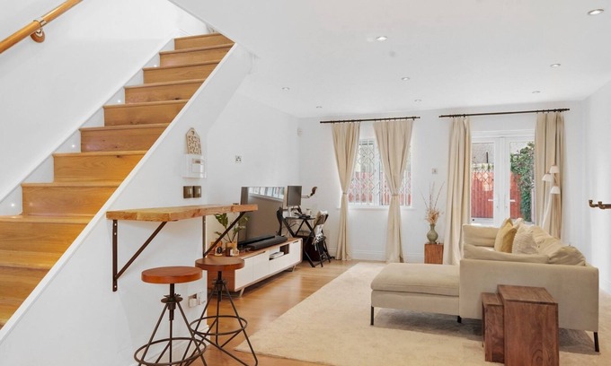 North Woolwich House | Modern 2Bed Home Driveway & Garden | London E16