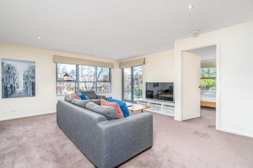 Turner Apartment | Modern 2BR 2BA Apartment Close to City and ANU - Hosted by Canstay
