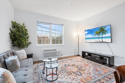 Hackensack River Waterfront Apartment | Modern 2BR 2BA Condo Sleeps 8 with Gym Laundry 20 Min to NYC
