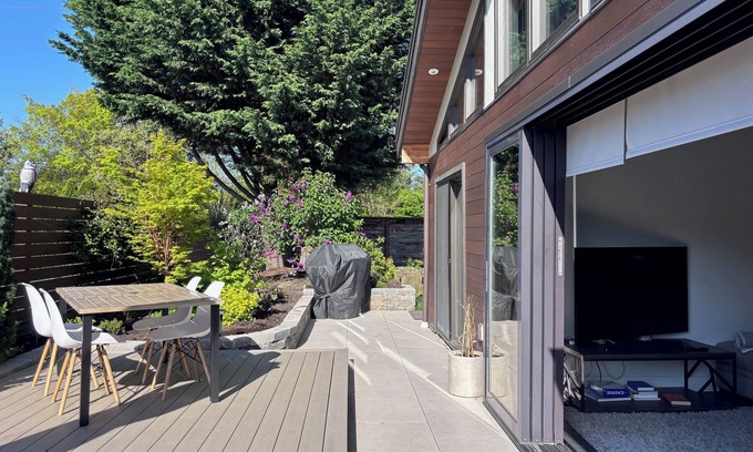 Medina House | Modern 2BR-2Bath, AC, 2 min to Bellevue Sq, Kitchen, Fenced yard, Pet ok, Oct %