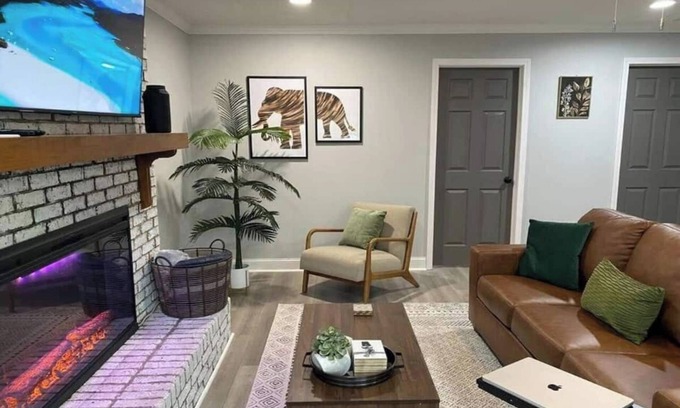 Asheboro House | Modern 2BR Aparment near NC ZOO w/Parking