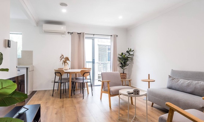 Hamilton Apartment | Modern 2BR Apartment Near Portside & Airport
