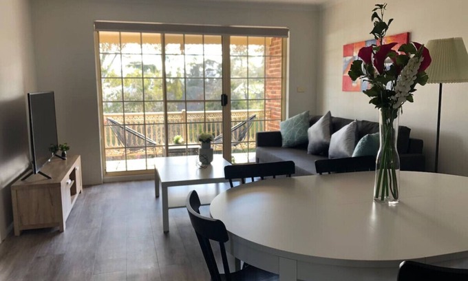Manuka Apartment | Modern 2BR Apartment/Parking in Griffith