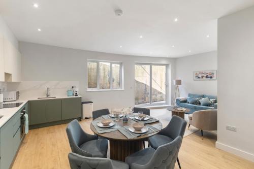 Golders Green Apartment | Modern 2BR Apartment Sleeps 6 Spacious and Bright The Pine