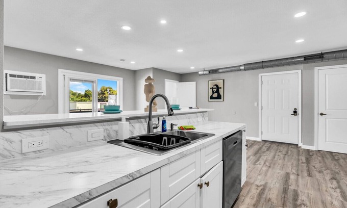 West Arlington Apartment | Modern 2BR Apartment Near Texas Live Entertainment