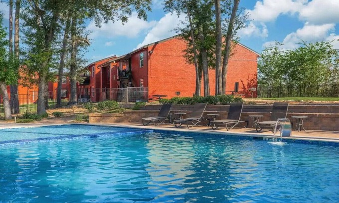 Garden Oaks Apartment | Modern 2BR Apt Pool+Gym+Free Parking Near Galleria