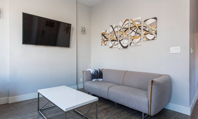 Lakeview Apartment | ❤️ Modern 2BR Apt Right next to Wrigley Field & Transit