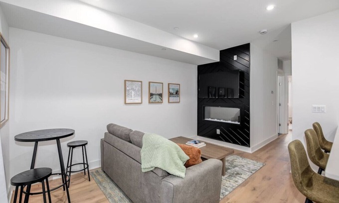 Southeast Hotel | Modern 2BR Capitol Hill Apartment - 3 Min walk to Metro!