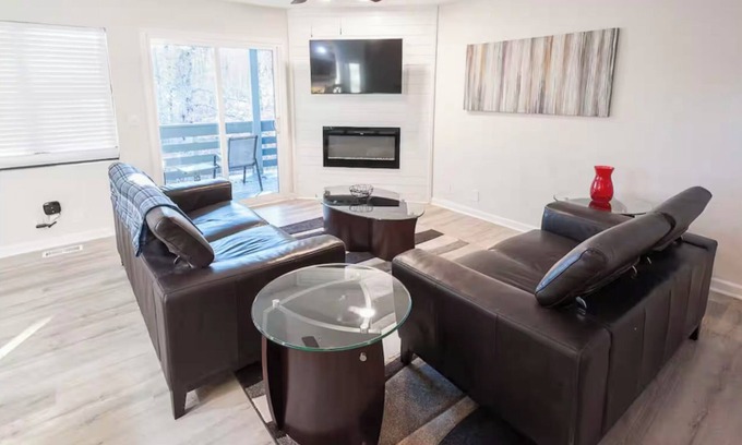 Westminster Condo | Modern 2BR Forest Condo Lakes + Clemson Nearby