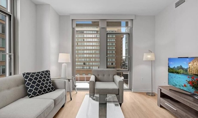 Crystal City Apartment | Modern 2BR | Full Kitchen | Near Crystal City Shops | By GLS