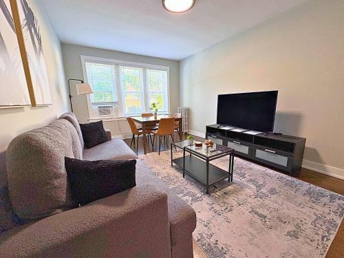 Old Irving Park Apartment | Modern 2BR Haven in Chicago - Cullom C1