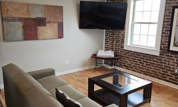 Maryville Apartment | Modern 2BR in Great Location (202)