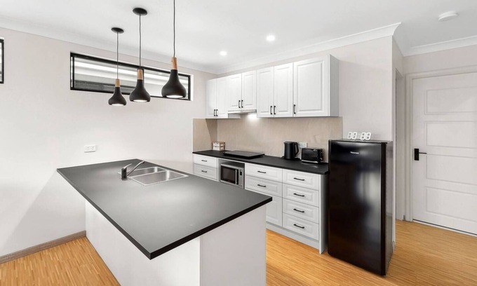 Bungalow Apartment | MODERN 2BR INNER-CITY SUBURB FOR SMALL GROUP- Cairnsn