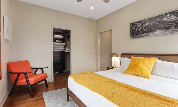 West Plaza House | Modern 2BR~King Beds~WestPlaza~WiFi