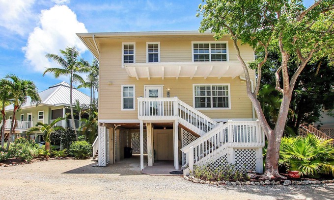 Captiva House | Modern 2BR + Loft Retreat with Bay-View Deck & Steps to Beach w/Bunk Beds