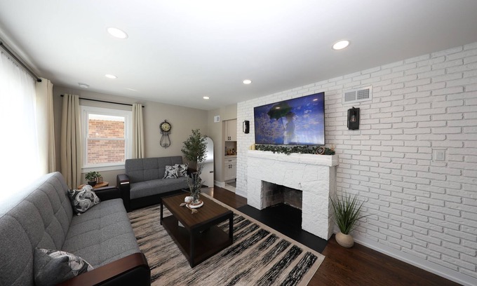 Oak Lawn House | Modern 2BR Oak Lawn Home - Easy Commute to Chicago, Perfect for Longer Stays
