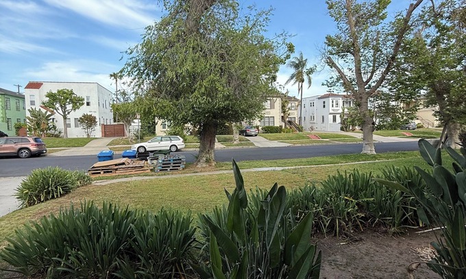 Little Armenia Hotel | Modern 2Br + Sofa Bed + 2Bth in Miracle Mile