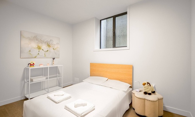 Dundarave House | Modern 2BR Suite in West Van | Patio & BBQ