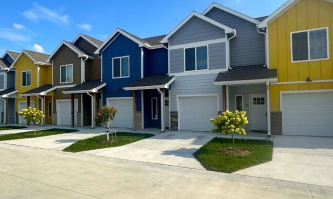 Council Bluffs House | Modern 2BR Townhome w/Gym + Queen Beds